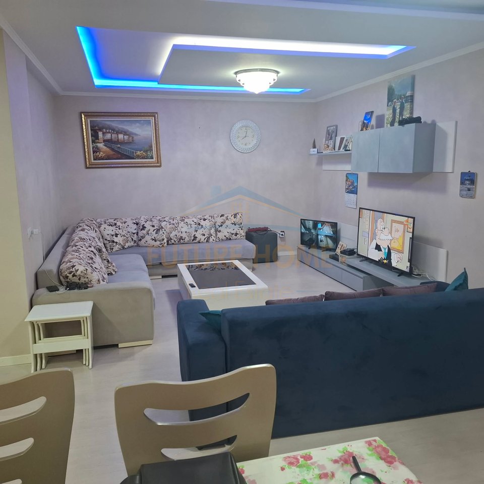 Shitet, Apartament 3+1+2, Mëzez