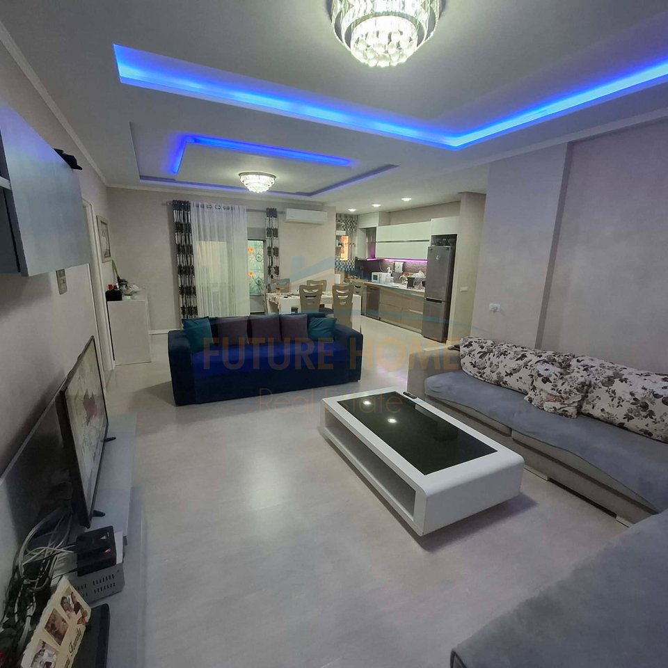 Shitet, Apartament 3+1+2, Mëzez