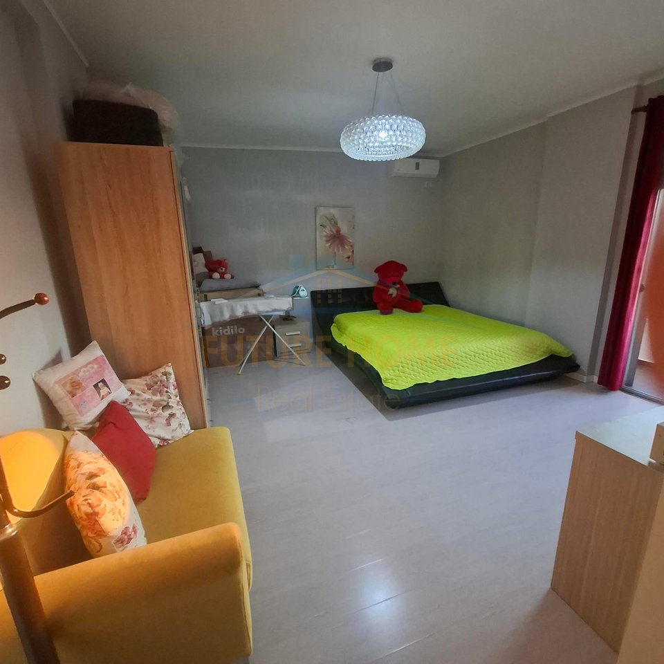 Shitet, Apartament 3+1+2, Mëzez