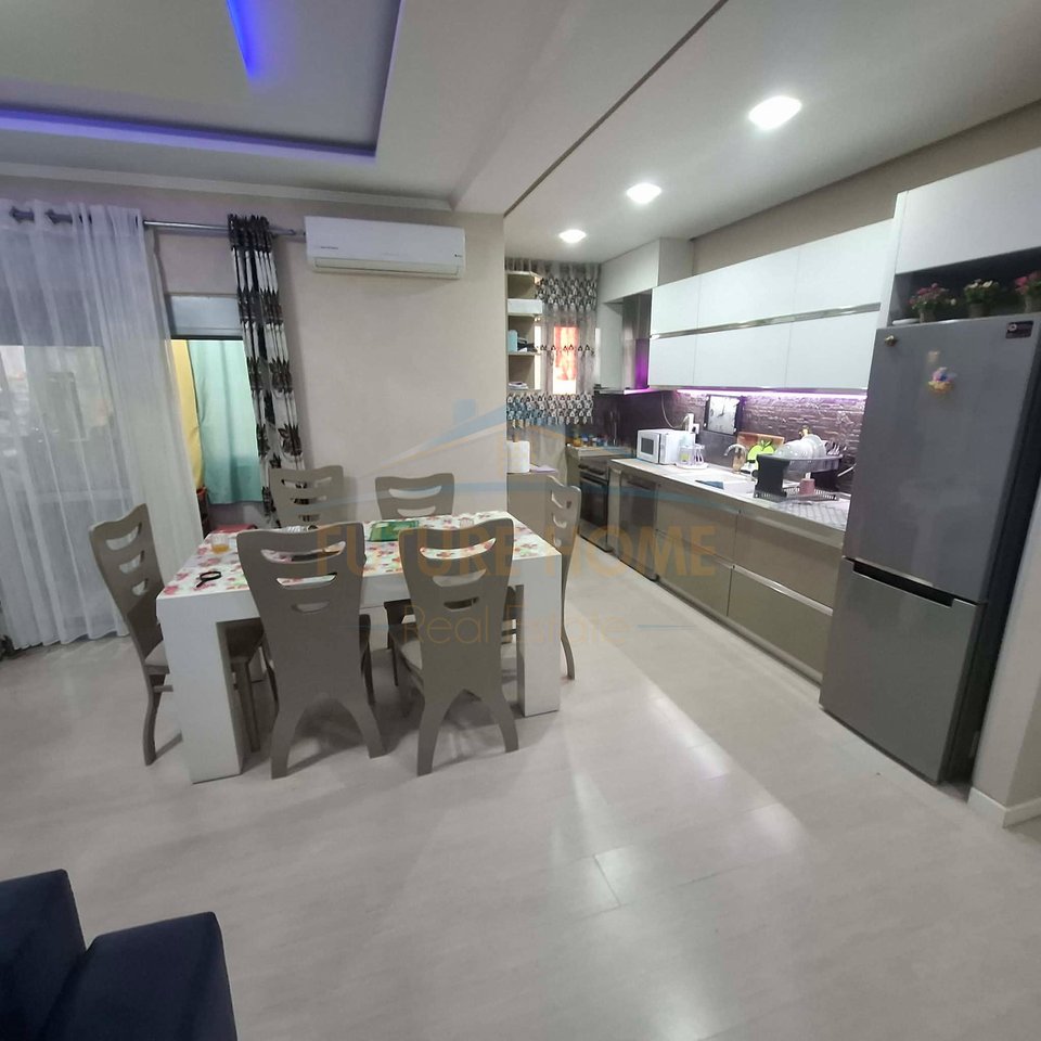 Shitet, Apartament 3+1+2, Mëzez