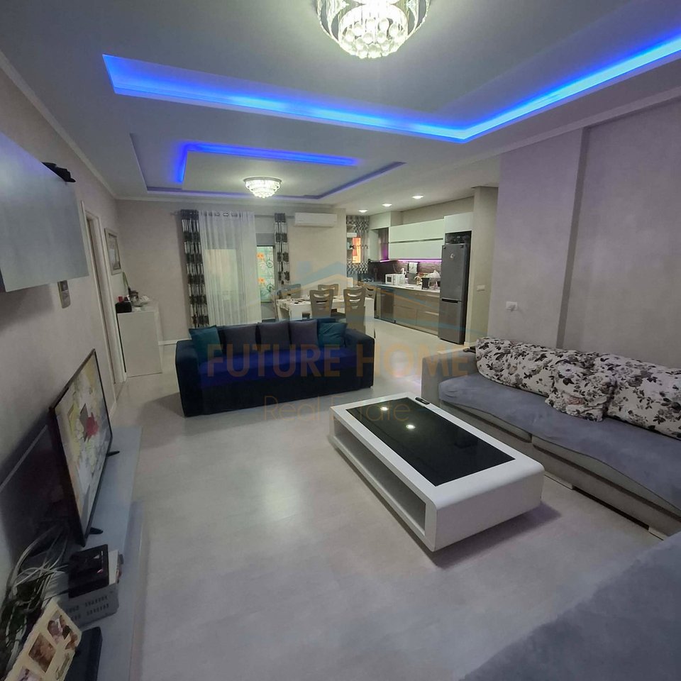 Shitet, Apartament 3+1+2, Mëzez