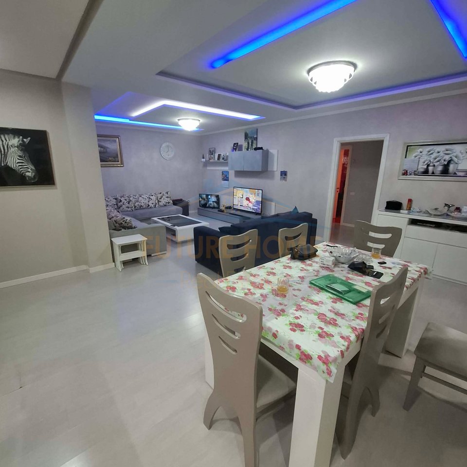 Shitet, Apartament 3+1+2, Mëzez