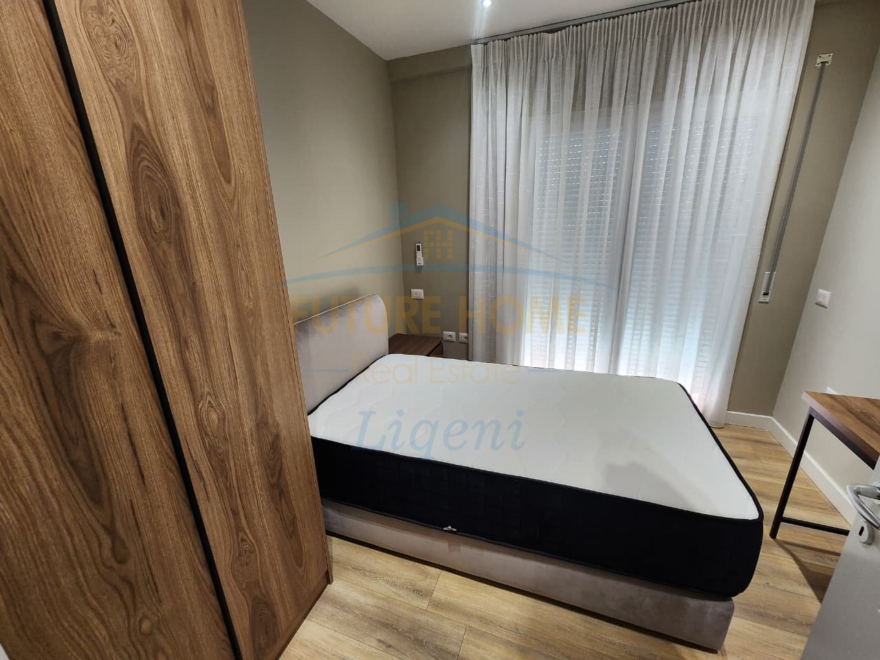 Shitet, Duplex 4+1+3, Liqeni i Thatë, Tiranë.
