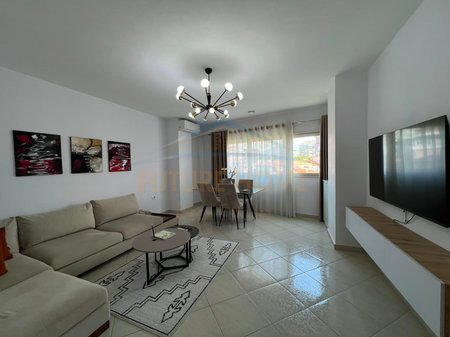 Shitet, Apartament 2+1, Komuna e Parisit