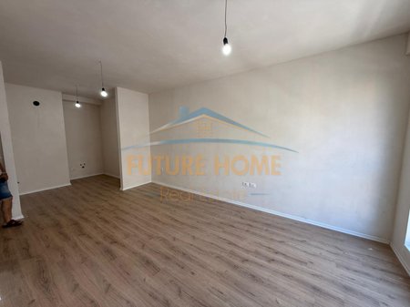 Shitet, Apartament 3+1+2+Depo, Komuna e Parisit,Tiranë