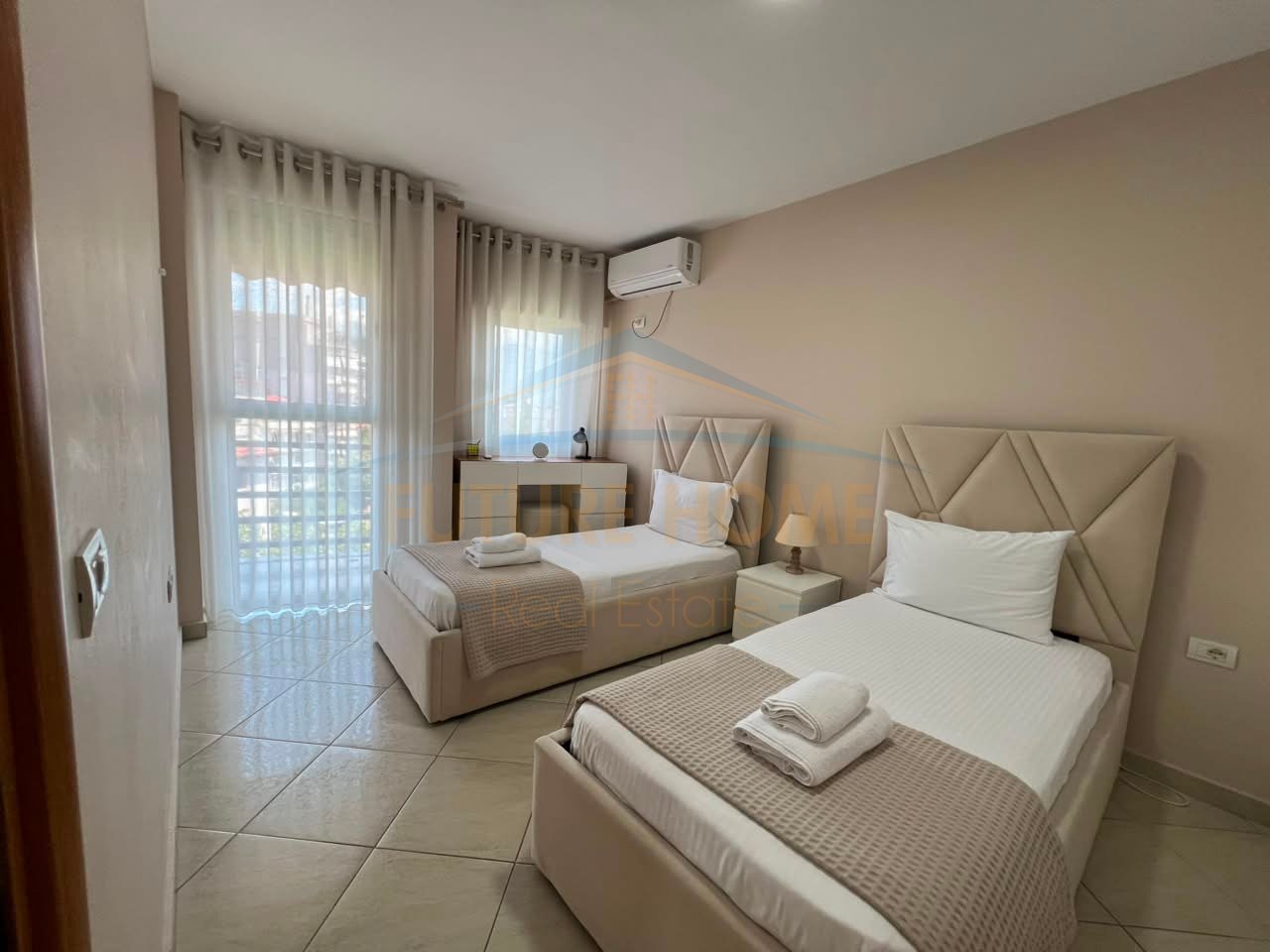 Shitet, Apartament 2+1, Komuna e Parisit