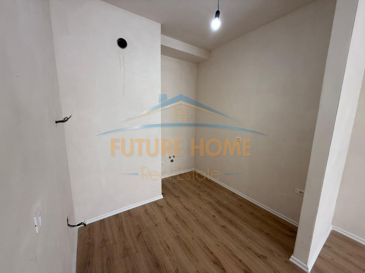 Shitet, Apartament 3+1+2+Depo, Komuna e Parisit,Tiranë