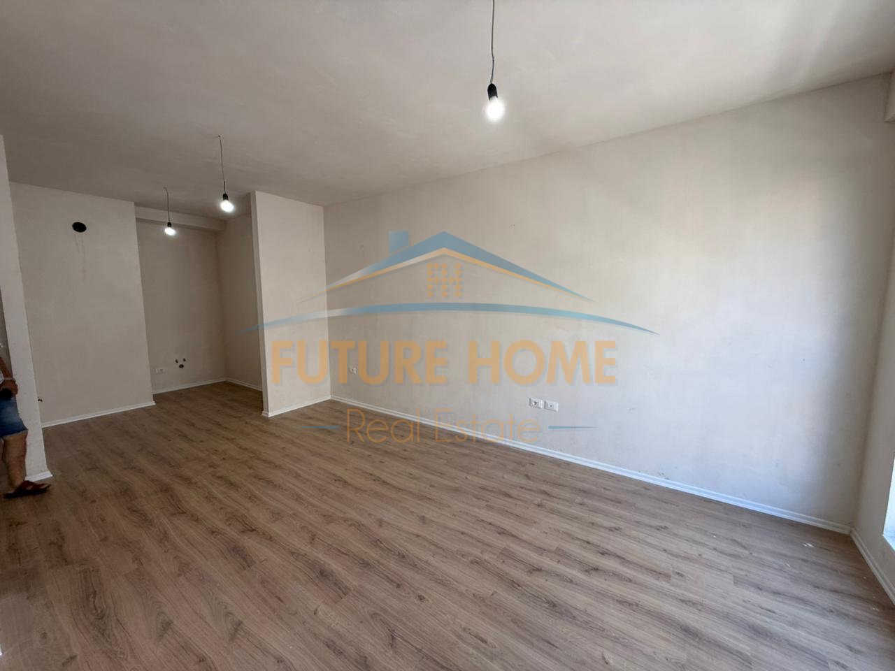 Shitet, Apartament 3+1+2+Depo, Komuna e Parisit,Tiranë