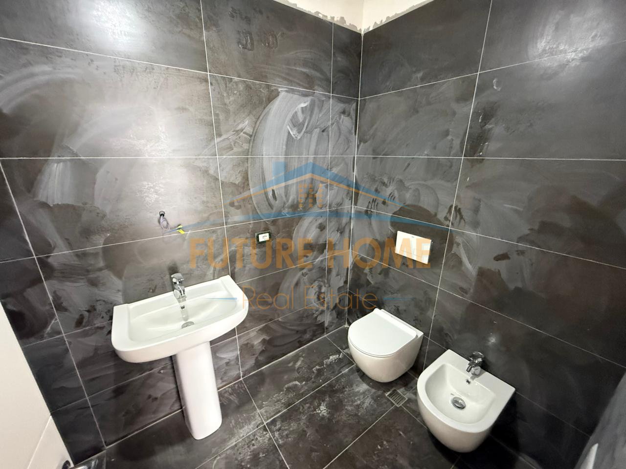 Shitet, Apartament 3+1+2+Depo, Komuna e Parisit,Tiranë