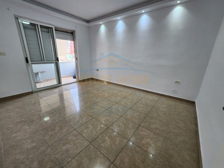 Shitet, Apartament 2+1, Rruga e Kavajës, Tiranë