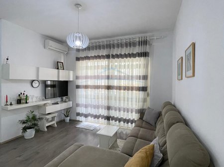 Shitet,Apartament 1+1, Terminali i Autobuzave, Kthesa e Kamzës, Tiranë.