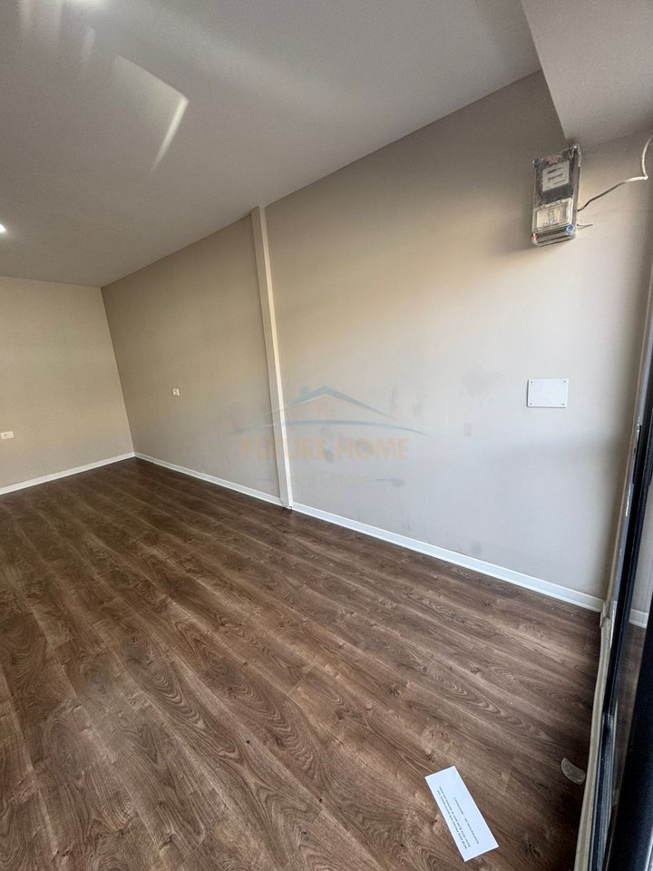 Shitet, Ambient Biznesi, Laprake.