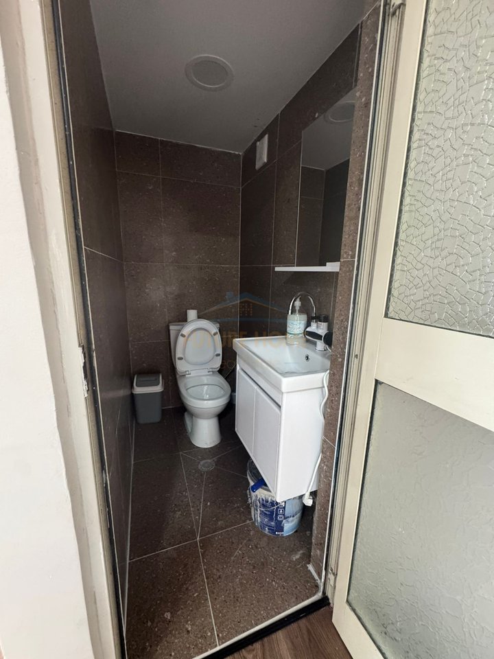 Shitet, Ambient Biznesi, Laprake.