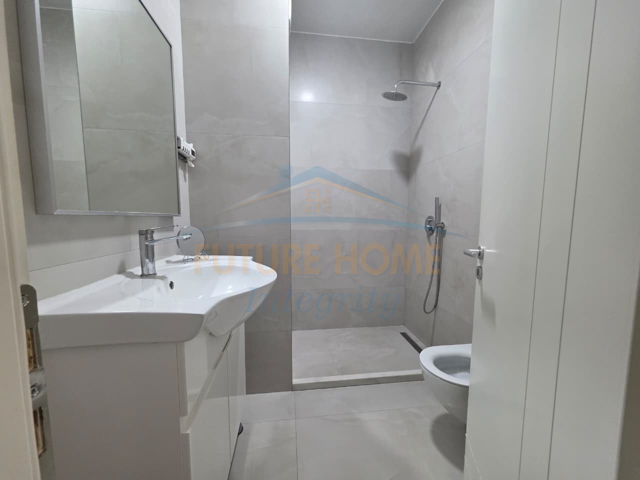 Qera, Apartament 2+1+2, Ish Tregu Elektrik, Tiranë.