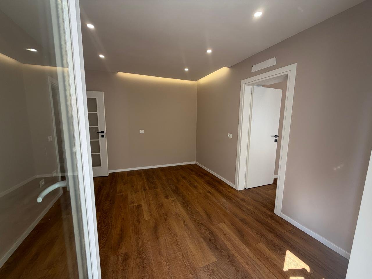 In vendita, Appartamento 1+1, Via Mine Peza, Tirana