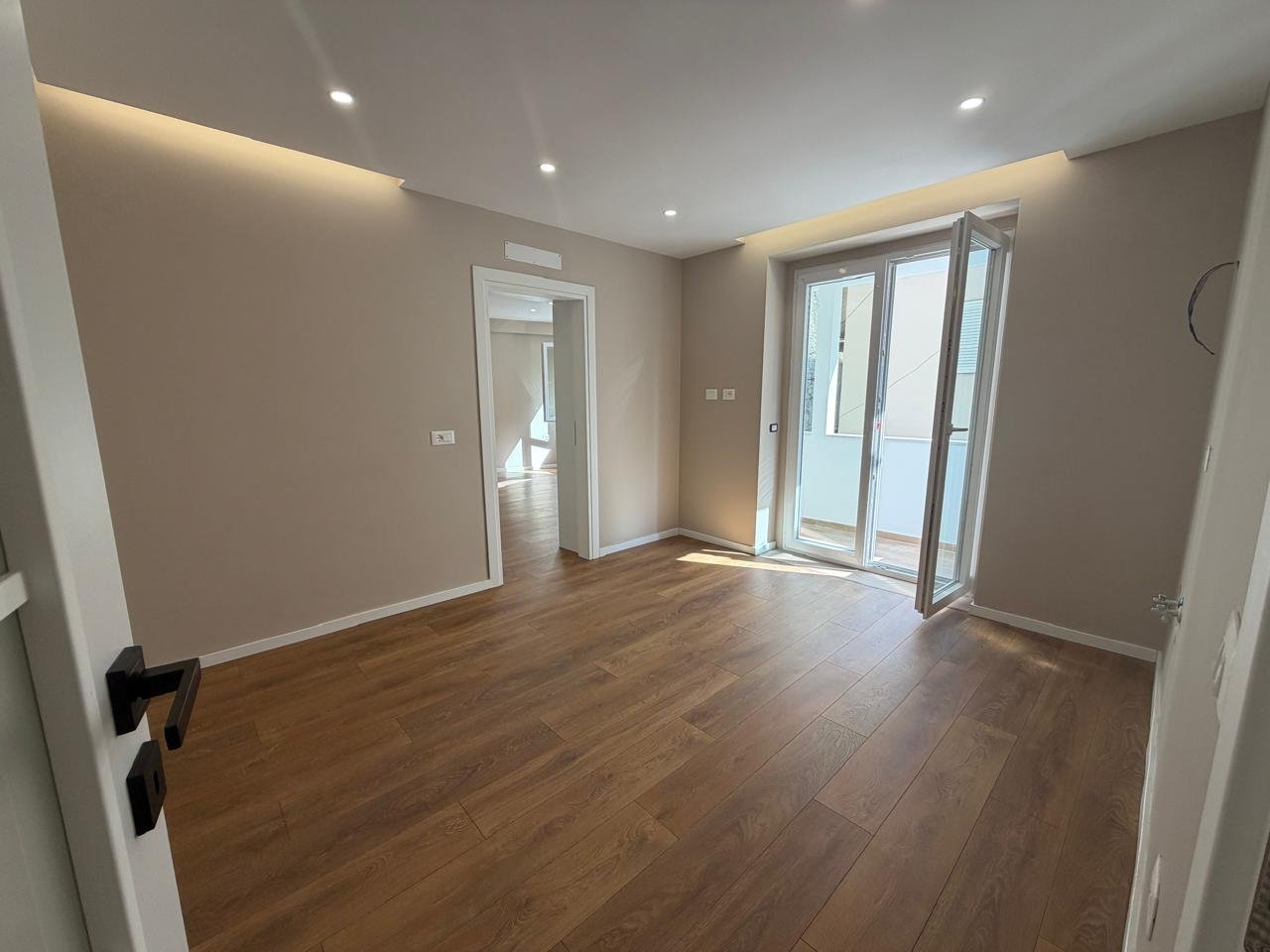 In vendita, Appartamento 1+1, Via Mine Peza, Tirana