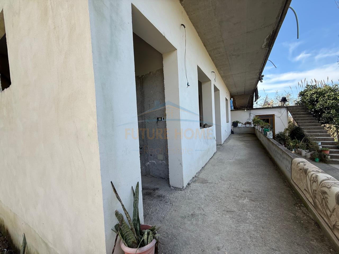 Shitet ,  2 Shtëpi Private + Truall , Topana,Vlorë