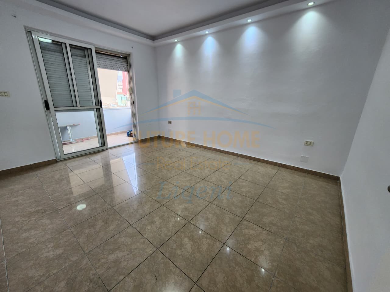 Shitet, Apartament 2+1, Rruga e Kavajës, Tiranë