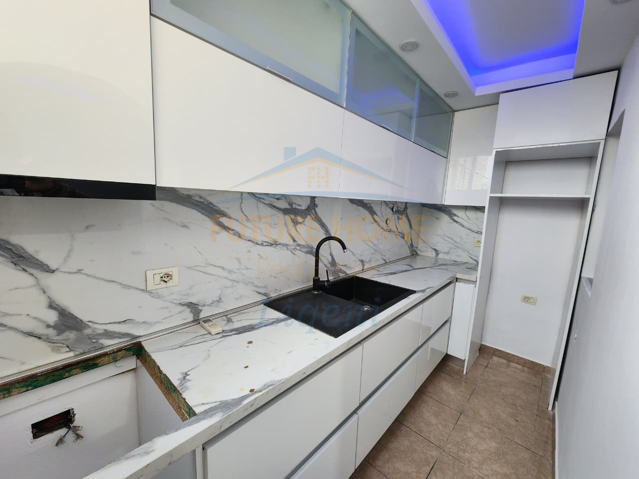 Shitet, Apartament 2+1, Rruga e Kavajës, Tiranë