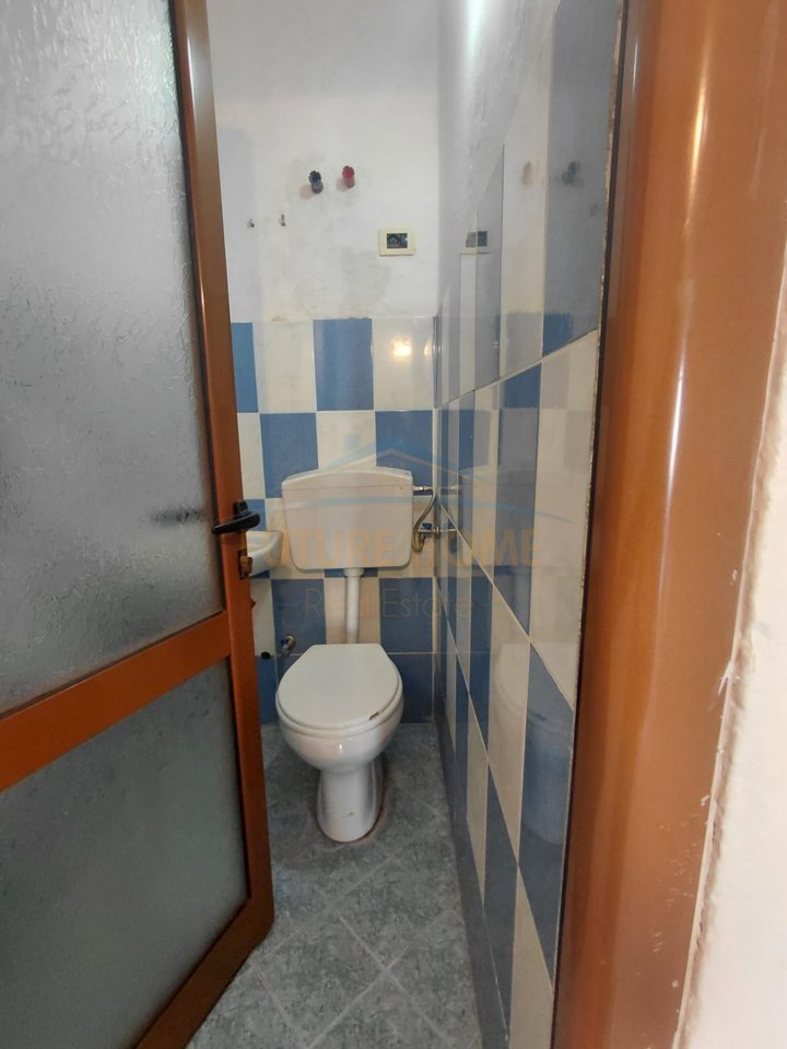 Shitet, Ambient Biznesi, Kavaje