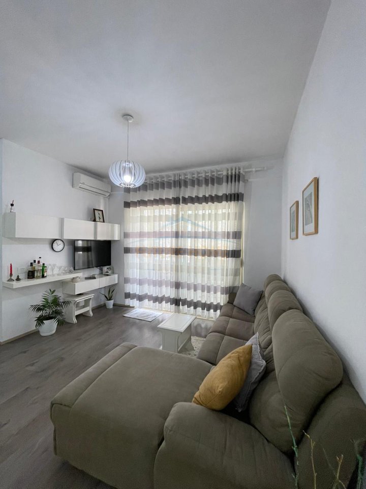 Shitet,Apartament 1+1, Terminali i Autobuzave, Kthesa e Kamzës, Tiranë.