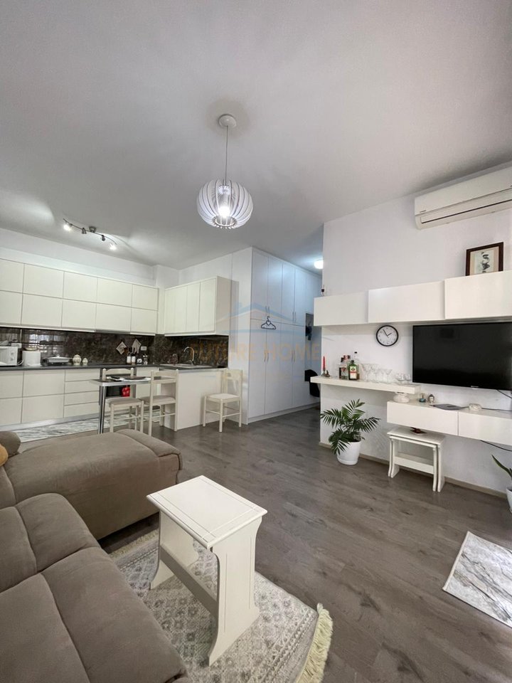 Shitet,Apartament 1+1, Terminali i Autobuzave, Kthesa e Kamzës, Tiranë.