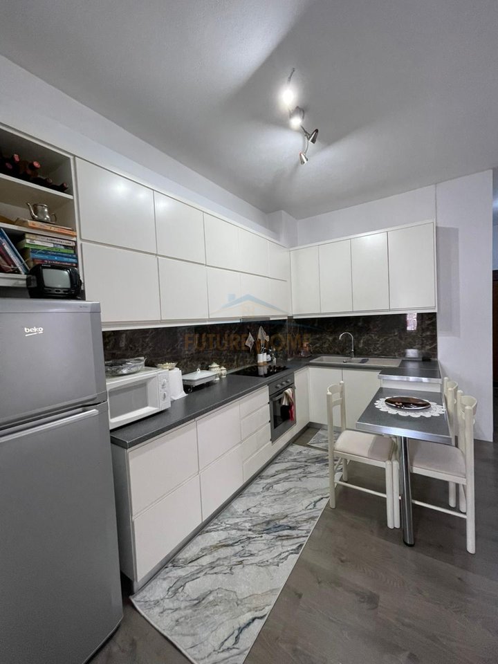 Shitet,Apartament 1+1, Terminali i Autobuzave, Kthesa e Kamzës, Tiranë.