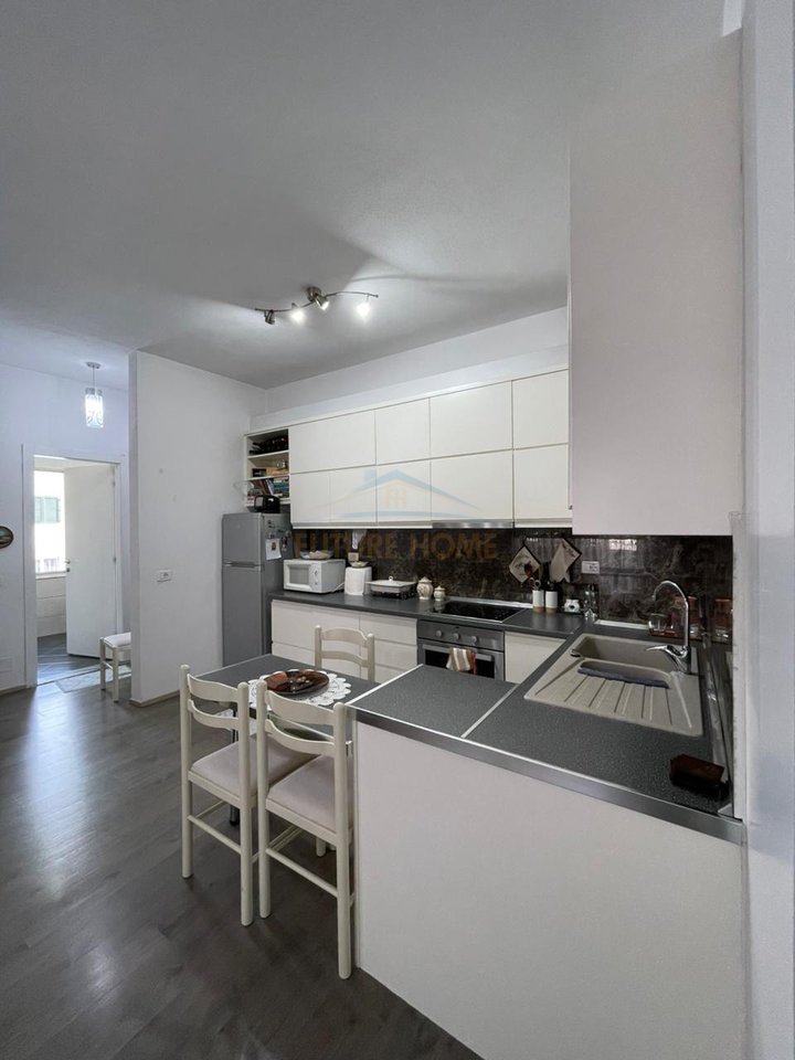 Shitet,Apartament 1+1, Terminali i Autobuzave, Kthesa e Kamzës, Tiranë.