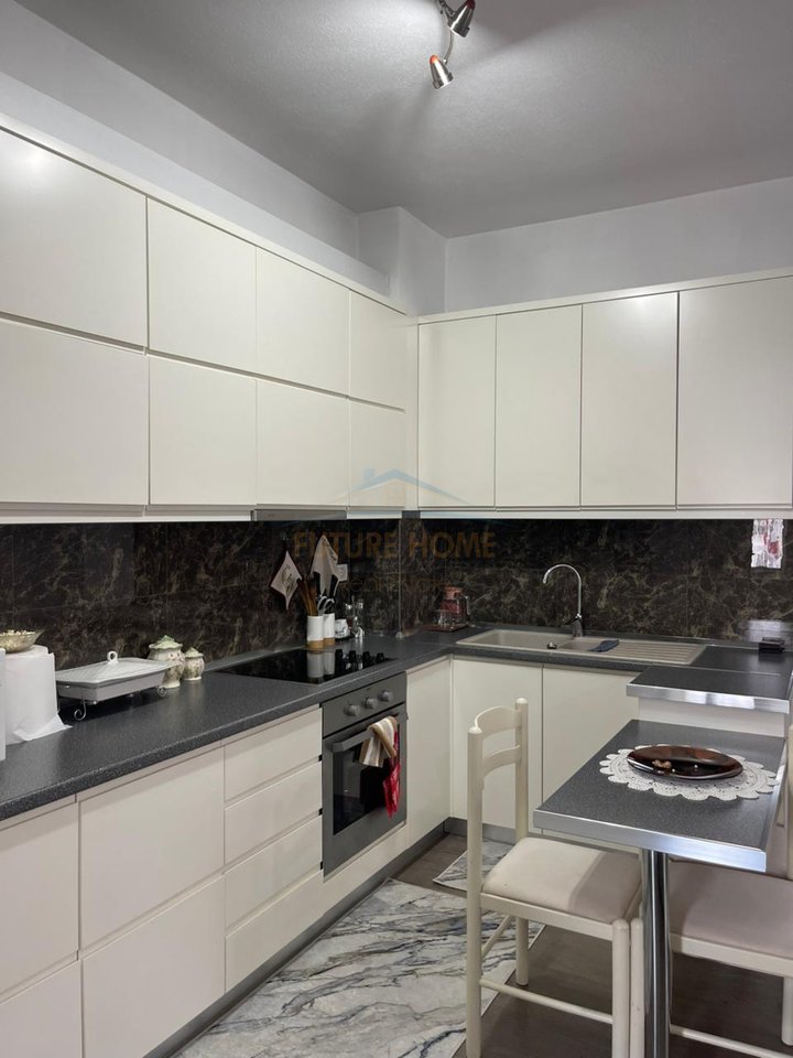 Shitet,Apartament 1+1, Terminali i Autobuzave, Kthesa e Kamzës, Tiranë.