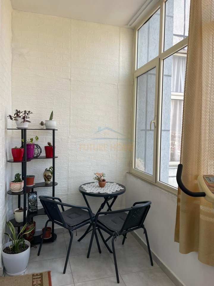 Shitet,Apartament 1+1, Terminali i Autobuzave, Kthesa e Kamzës, Tiranë.