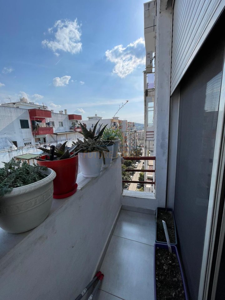 Shitet,Apartament 1+1, Terminali i Autobuzave, Kthesa e Kamzës, Tiranë.