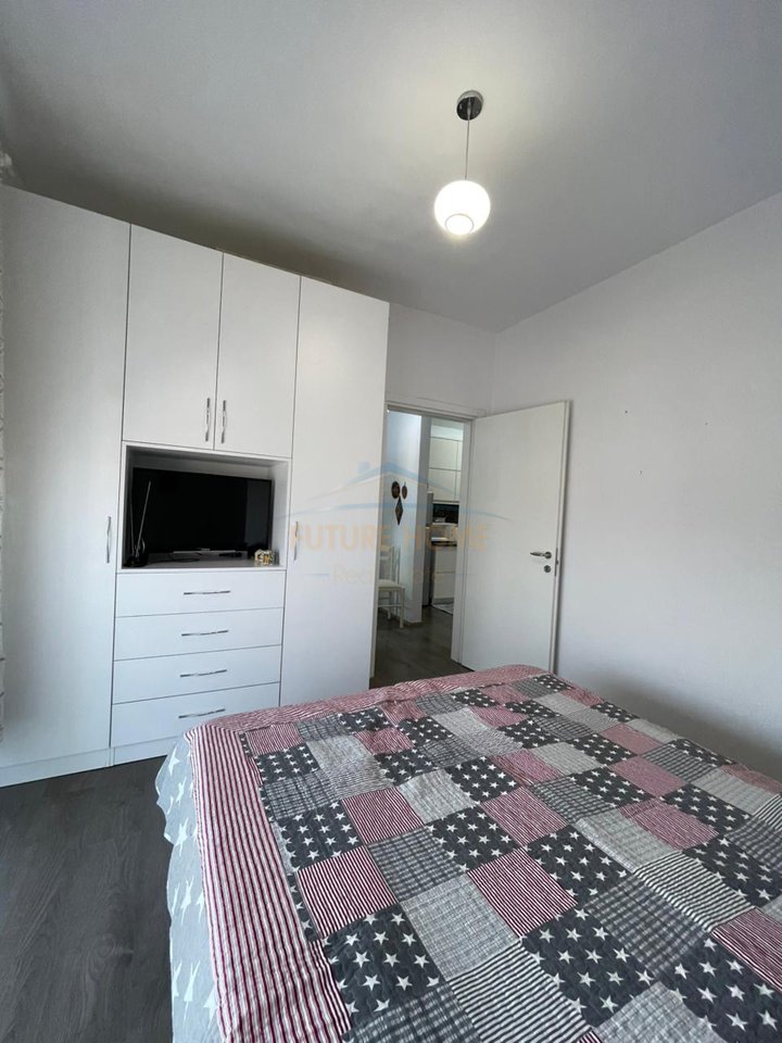 Shitet,Apartament 1+1, Terminali i Autobuzave, Kthesa e Kamzës, Tiranë.