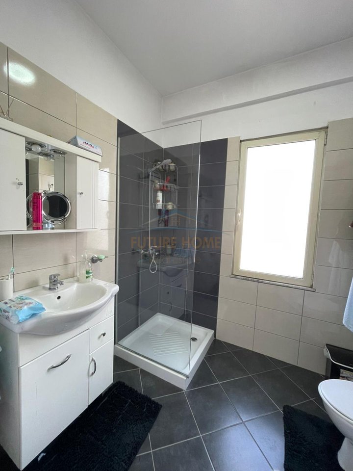 Shitet,Apartament 1+1, Terminali i Autobuzave, Kthesa e Kamzës, Tiranë.