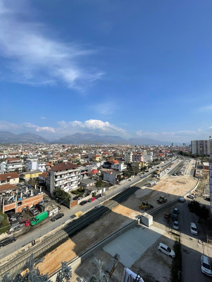 Shitet,Apartament 1+1, Terminali i Autobuzave, Kthesa e Kamzës, Tiranë.