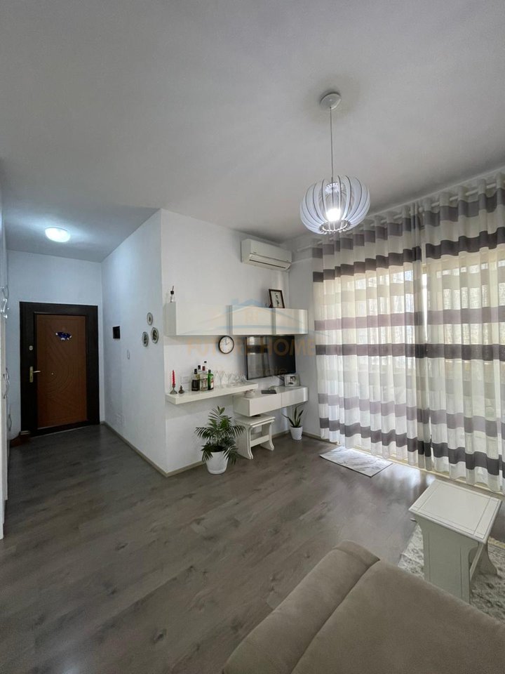 Shitet,Apartament 1+1, Terminali i Autobuzave, Kthesa e Kamzës, Tiranë.