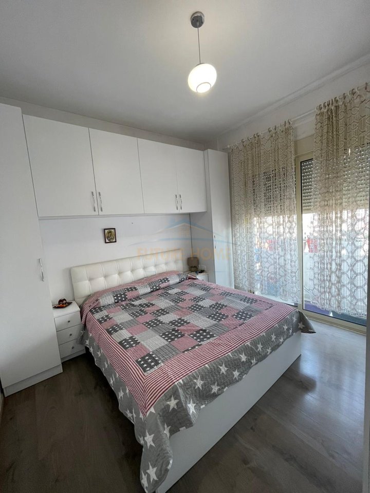Shitet,Apartament 1+1, Terminali i Autobuzave, Kthesa e Kamzës, Tiranë.