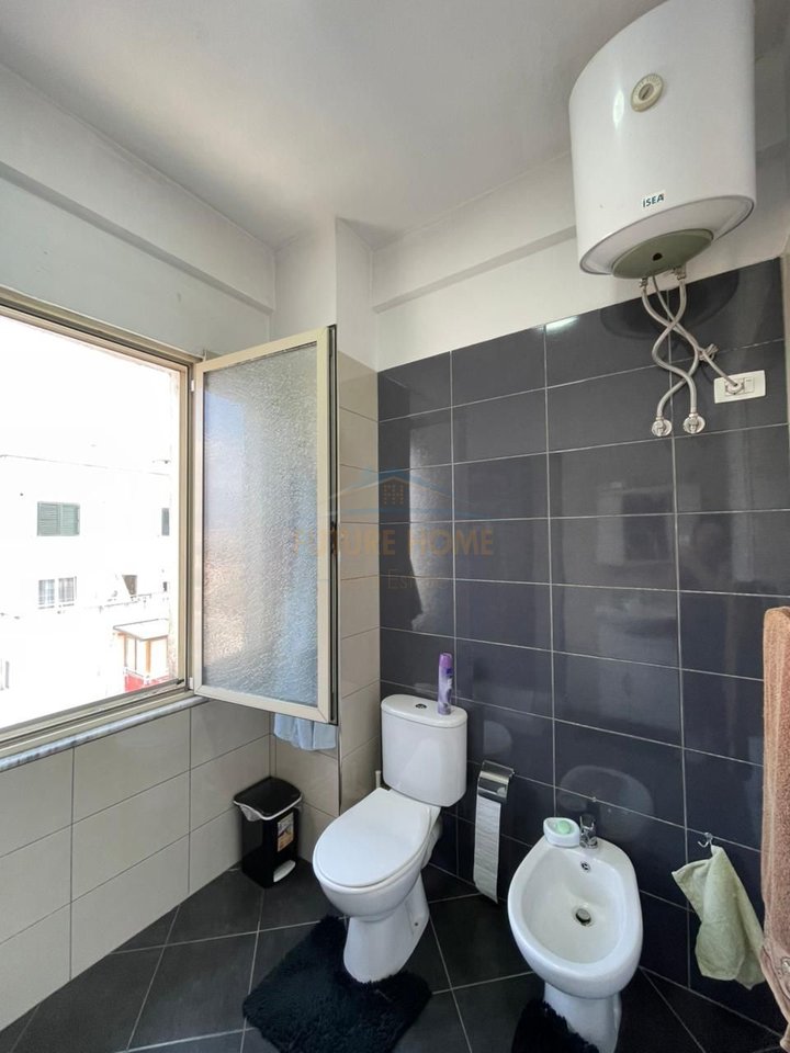 Shitet,Apartament 1+1, Terminali i Autobuzave, Kthesa e Kamzës, Tiranë.