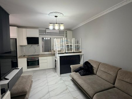 In vendita, appartamento 2+1+2, via Barrikadave, Tirana