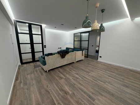 Shitet, Apartament 2+1 Laprake, Tiranë.