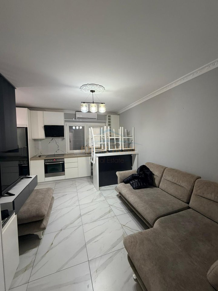 In vendita, appartamento 2+1+2, via Barrikadave, Tirana