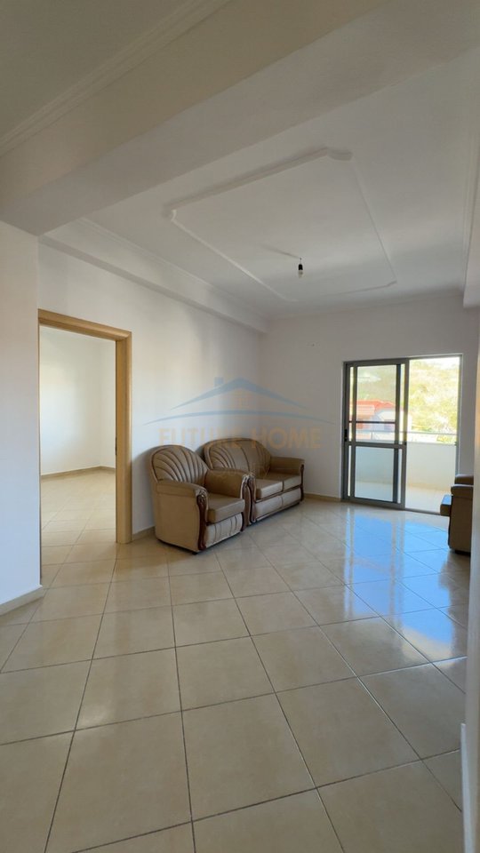 Qira, Shtëpi Private 4+1+2+3+Parkim, Shkallnur, Durrës