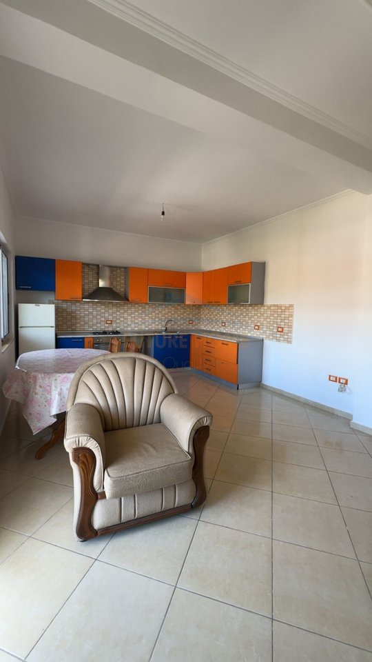 Qira, Shtëpi Private 4+1+2+3+Parkim, Shkallnur, Durrës