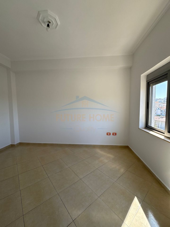 Qira, Shtëpi Private 4+1+2+3+Parkim, Shkallnur, Durrës