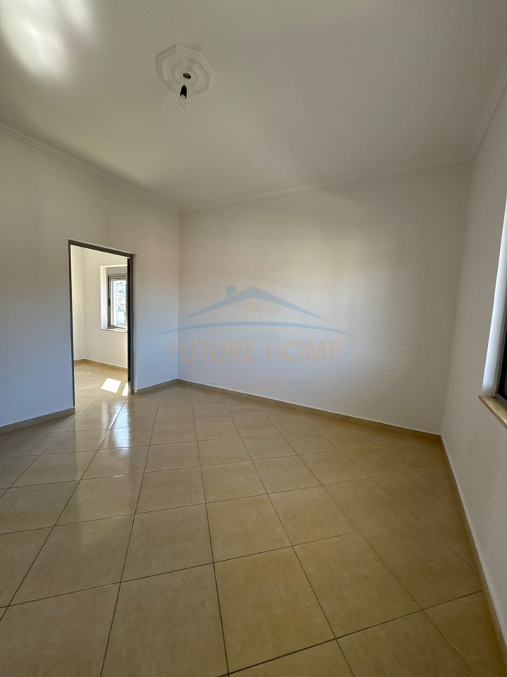 Qira, Shtëpi Private 4+1+2+3+Parkim, Shkallnur, Durrës