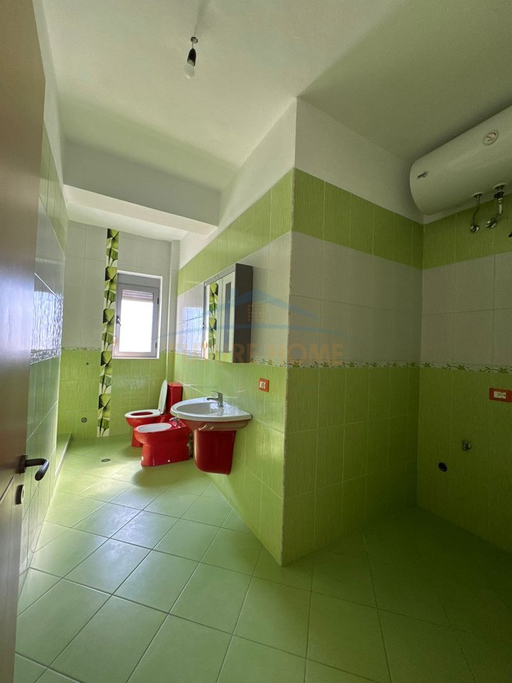 Qira, Shtëpi Private 4+1+2+3+Parkim, Shkallnur, Durrës