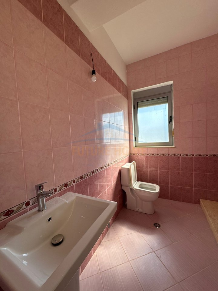 Qira, Shtëpi Private 4+1+2+3+Parkim, Shkallnur, Durrës