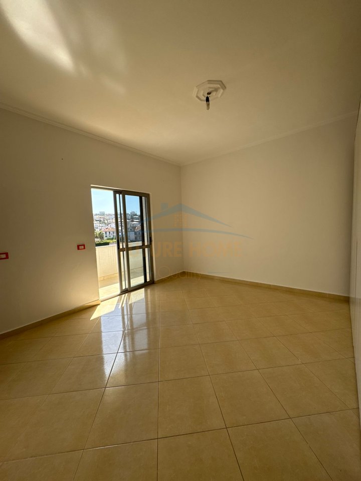 Qira, Shtëpi Private 4+1+2+3+Parkim, Shkallnur, Durrës