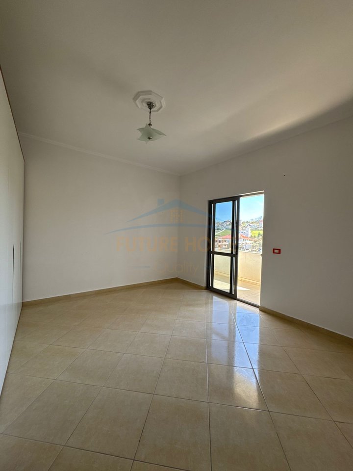 Qira, Shtëpi Private 4+1+2+3+Parkim, Shkallnur, Durrës