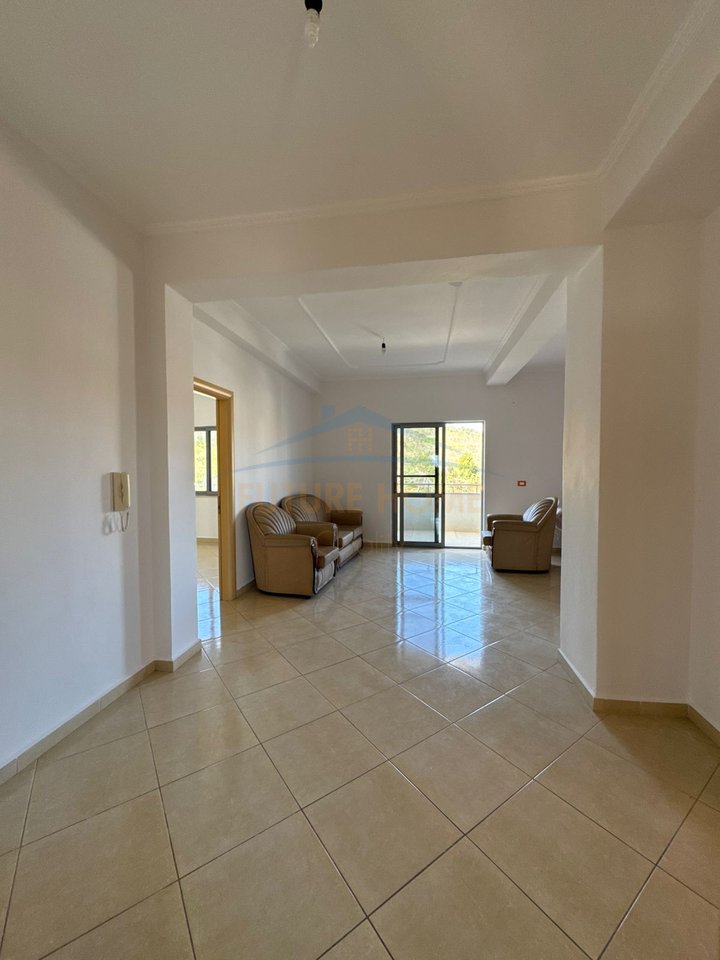 Qira, Shtëpi Private 4+1+2+3+Parkim, Shkallnur, Durrës