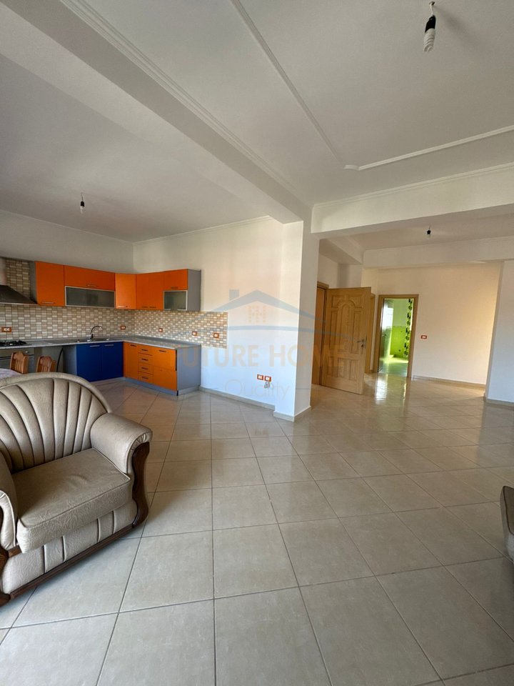 Qira, Shtëpi Private 4+1+2+3+Parkim, Shkallnur, Durrës